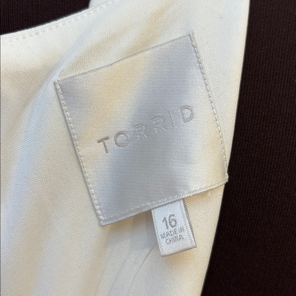 NWT TORRID white chiffon floral lace sleeveless special occasion gown. Size 16. - Picture 15 of 17